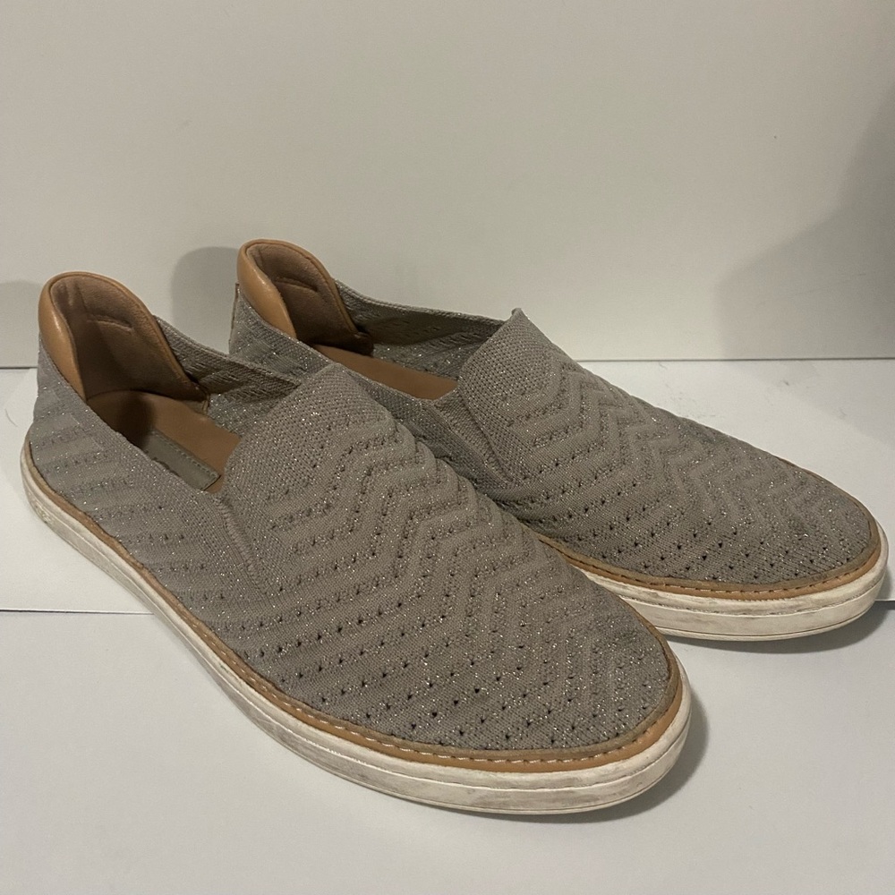 UGG Women's Sammy Chevron Metallic heels in size 8 US (6 UK, 39 EU, 24.5 JP).
